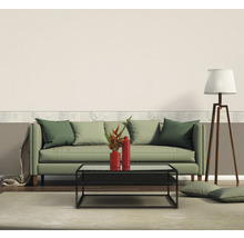 Wohnzimmer mit Sofa, Couchtisch und Stehlampe