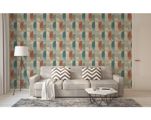 Wohnzimmer mit gemusterter Tapete, Sofa und Stehlampe