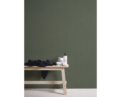 Szene mit einer Holzbank, Handtuch und Badezimmerartikeln vor einer Wand