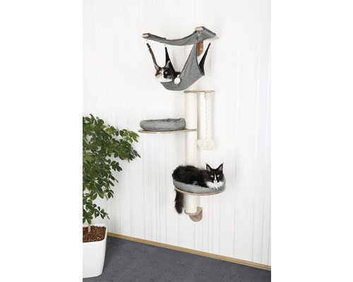 Katzenkratzbaum mit zwei Katzen an der Wand