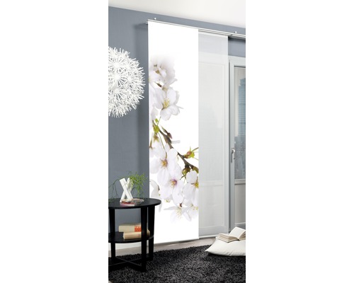 Dekoratives Schiebeelement mit Blumenmuster in einem modern eingerichteten Raum.