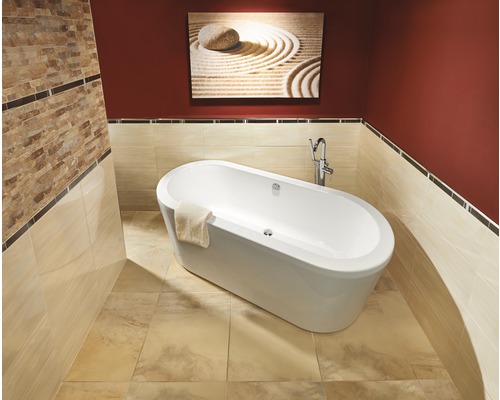 Modernes Badezimmer mit freistehender Badewanne, Fliesen und Wandbild