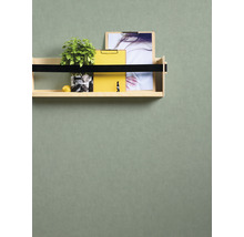 Wandregal mit Pflanze, Notizblock und Bildern an der Wand