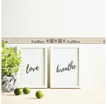 Dekorative Bordüre mit Kaffee- und Cappuccino-Motiv an einer Wand