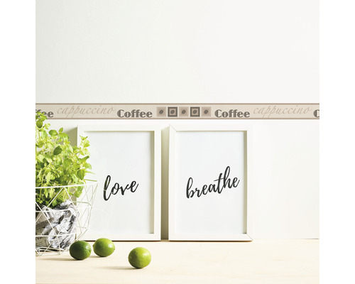 Dekorative Bordüre mit Kaffee- und Cappuccino-Motiv an einer Wand