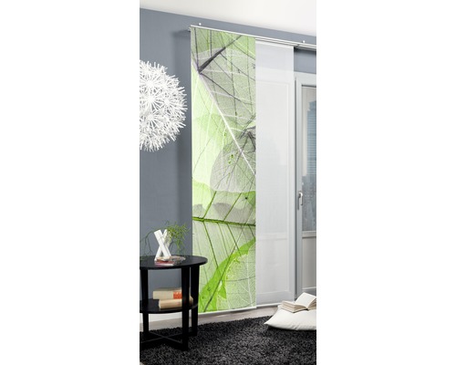 Dekoratives Schiebegardinenpaneel mit Pflanzenmotiv in einem hellen Raum.