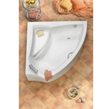 Eckbadewanne mit Armatur und Handtuch auf gefliestem Boden