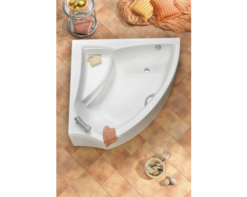 Eckbadewanne mit Armatur und Handtuch auf gefliestem Boden