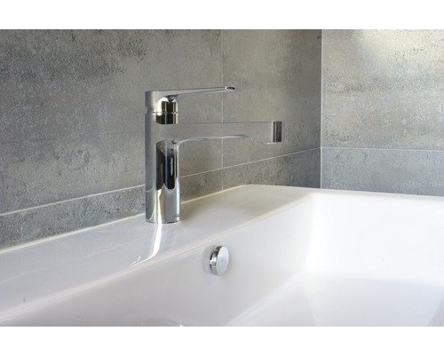 Aufnahme einer Spültischarmatur aus Metall auf einem Waschbecken