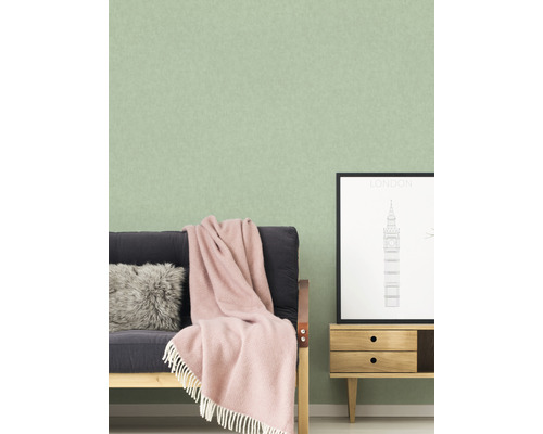 Wohnzimmer mit strukturierten Tapeten und einem minimalistischen Design