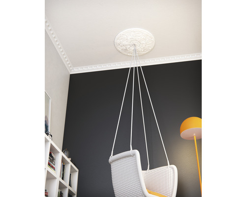 Zimmer mit Deckenrosette, Zierleiste und Hängesessel