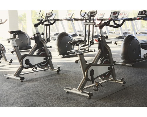 Fitnessraum mit mehreren stationären Fahrrädern und Laufbändern