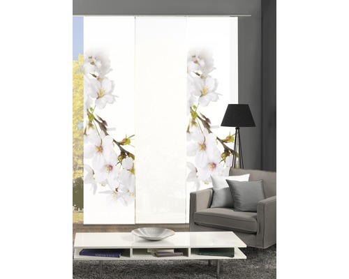 Dekoratives Wohnzimmer mit Schiebegardinen und Blumenmuster