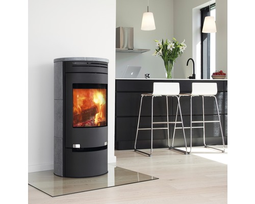 Kaminofen mit Glasbodenplatte in einem modern eingerichteten Raum