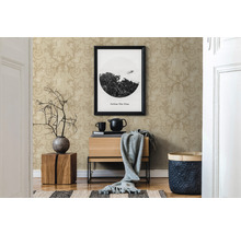 Dekorativer Wohnraum mit gemusterter Tapete, Holzkommode und minimalistischen Accessoires