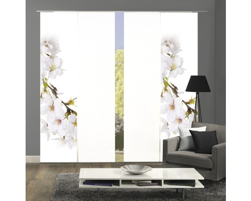 Raum mit Schiebevorhängen mit Blütenmuster, Couch, Lampe und Tisch