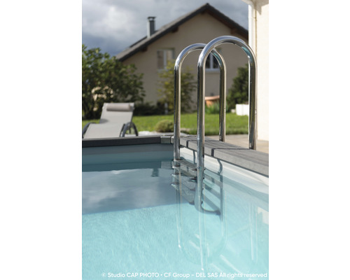 Schwimmbecken mit Leiter im Garten