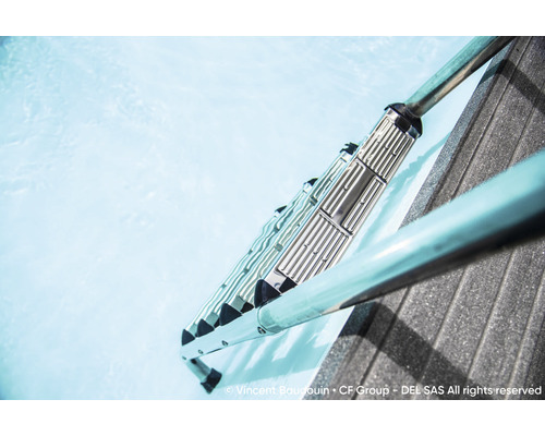 Schwimmbadleiter aus Edelstahl ins Wasser führend