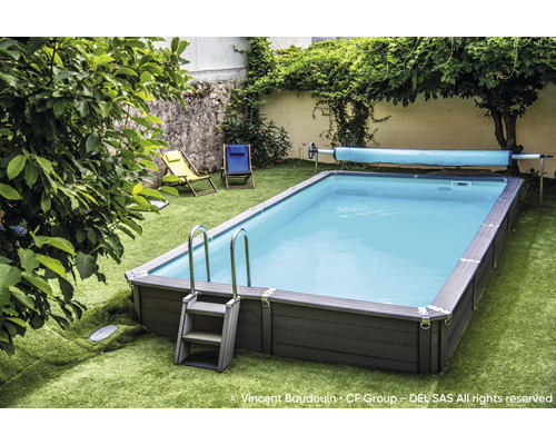 Rechteckiger Swimmingpool mit Leiter im Garten