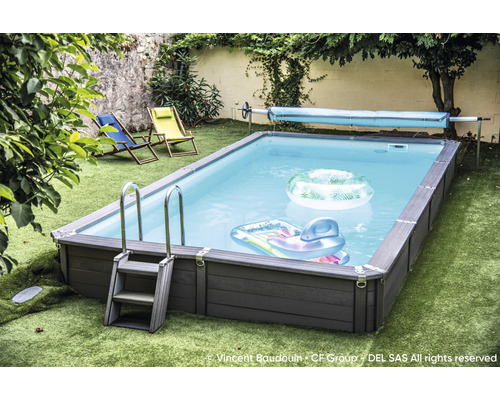 Aufbaubecken im Garten mit Poolleiter und Poolabdeckung