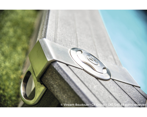 Detailansicht eines Poolrands mit einer Sicherheitsverriegelung