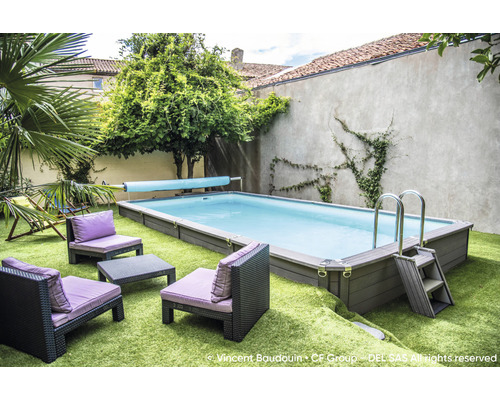 Szene eines Gartens mit einem rechteckigen Pool, umgeben von Gartenmöbeln auf Rasen