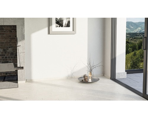 Heller Raum mit Fliesenboden, Terrassentür und Dekoration