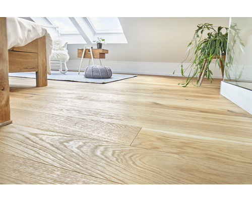 Heller Holzboden in einem Schlafzimmer unter einem Dachfenster verlegt