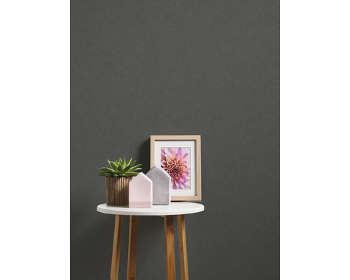 Dekoration auf einem Beistelltisch vor einer Wand