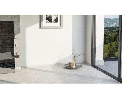 Heller Raum mit Fliesenboden, Terrassentür und Dekorationen