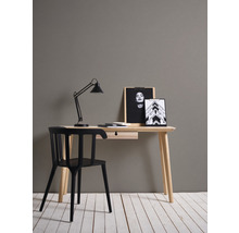Schreibtisch mit Stuhl, Lampe und Dekoration für ein Arbeitszimmer