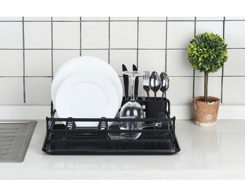 Geschirrständer mit Geschirr und Besteck auf einer Küchentheke