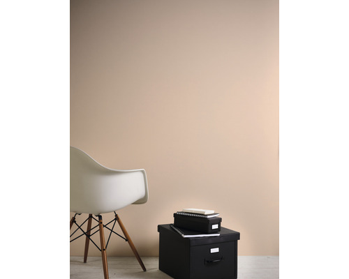 Wandgestaltung mit Stuhl und Aufbewahrungsboxen