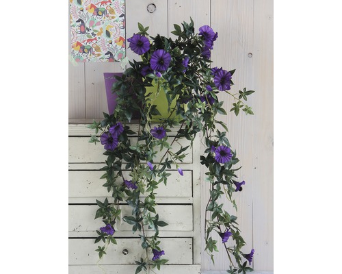 Dekorative Clematis-Kunstpflanze mit violetten Blüten im Topf auf Kommode