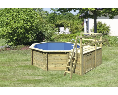 Achteckiger Holzpool mit Leiter und Plattform im Garten.