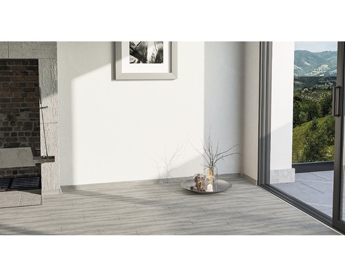 Heller Raum mit Fliesenboden, Terrassentür und gemauertem Grill