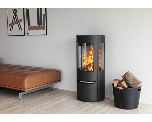 Kaminofen mit Holzscheitkorb in einem Wohnraum