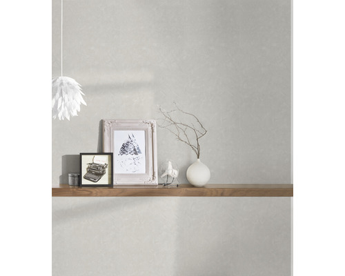 Wandgestaltung mit gemusterter Tapete, Regal, Bildern und Dekoration für ein helles, organisiertes Interieur.