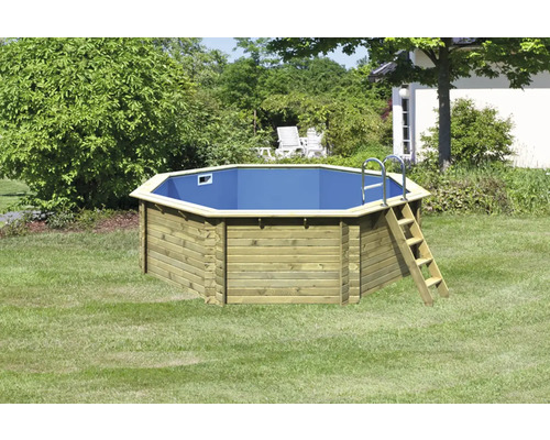 Achteckiger Holzpool mit Leiter im Garten