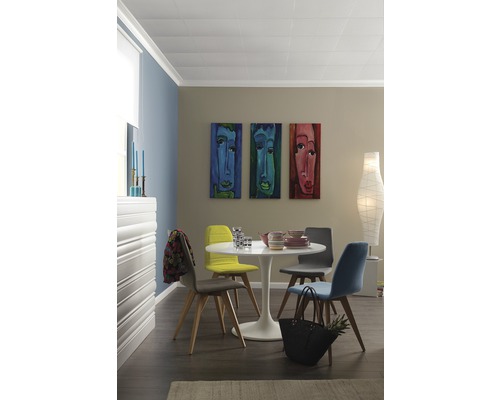 Esszimmer mit abgehängter Decke, runden Tisch und Stühlen