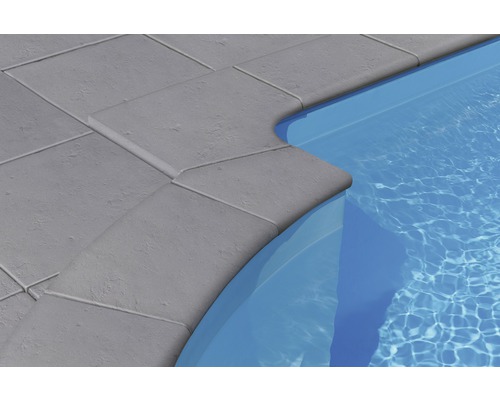 Detailansicht eines Schwimmbeckens mit Beckenrandsteinen