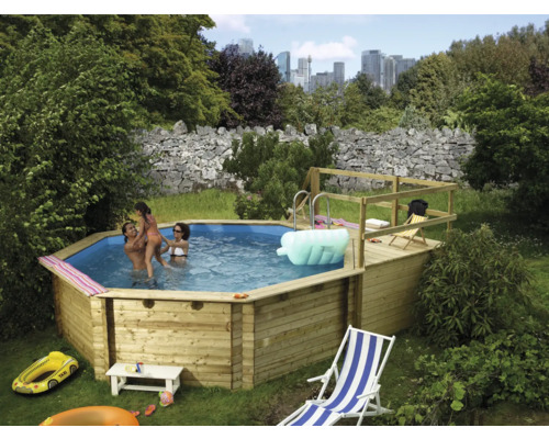 Achteckiger Holzpool mit Familie im Garten