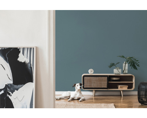 Wohnzimmer mit Kommode, Pflanzen, Dekoration und Hund