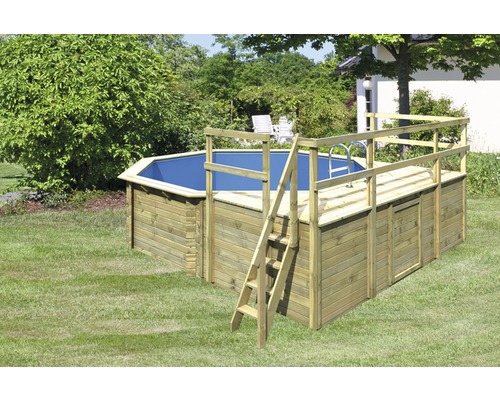 Aufstellpool aus Holz mit Leiter im Garten
