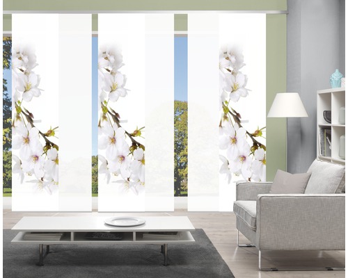 Wohnzimmer mit Schiebegardinen mit Blütenmuster zur Fensterdekoration