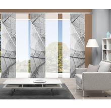 Wohnzimmer mit Schiebegardinen mit Blattmuster, Sessel, Tisch und Regal