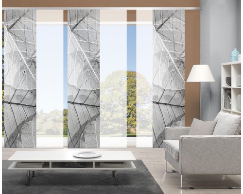 Wohnzimmer mit Schiebegardinen mit Blattmuster, Sessel, Tisch und Regal