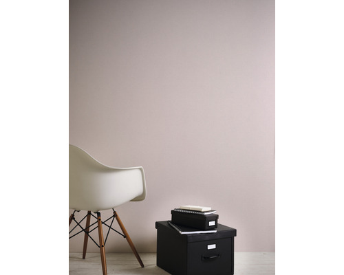 Wandgestaltung mit Stuhl und Aufbewahrungsboxen