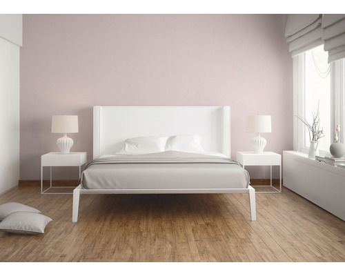 Helles Schlafzimmer mit Doppelbett, Nachttischen und Lampen