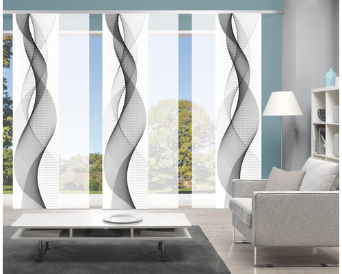 Wohnzimmer mit Schiebegardinen mit Wellenmuster vor dem Fenster